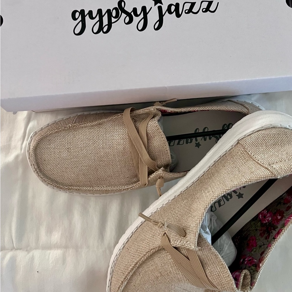 Gypsy Jazz slip on, NWT, color natural with beautiful floral lining, SZ 11 - Picture 3 of 7